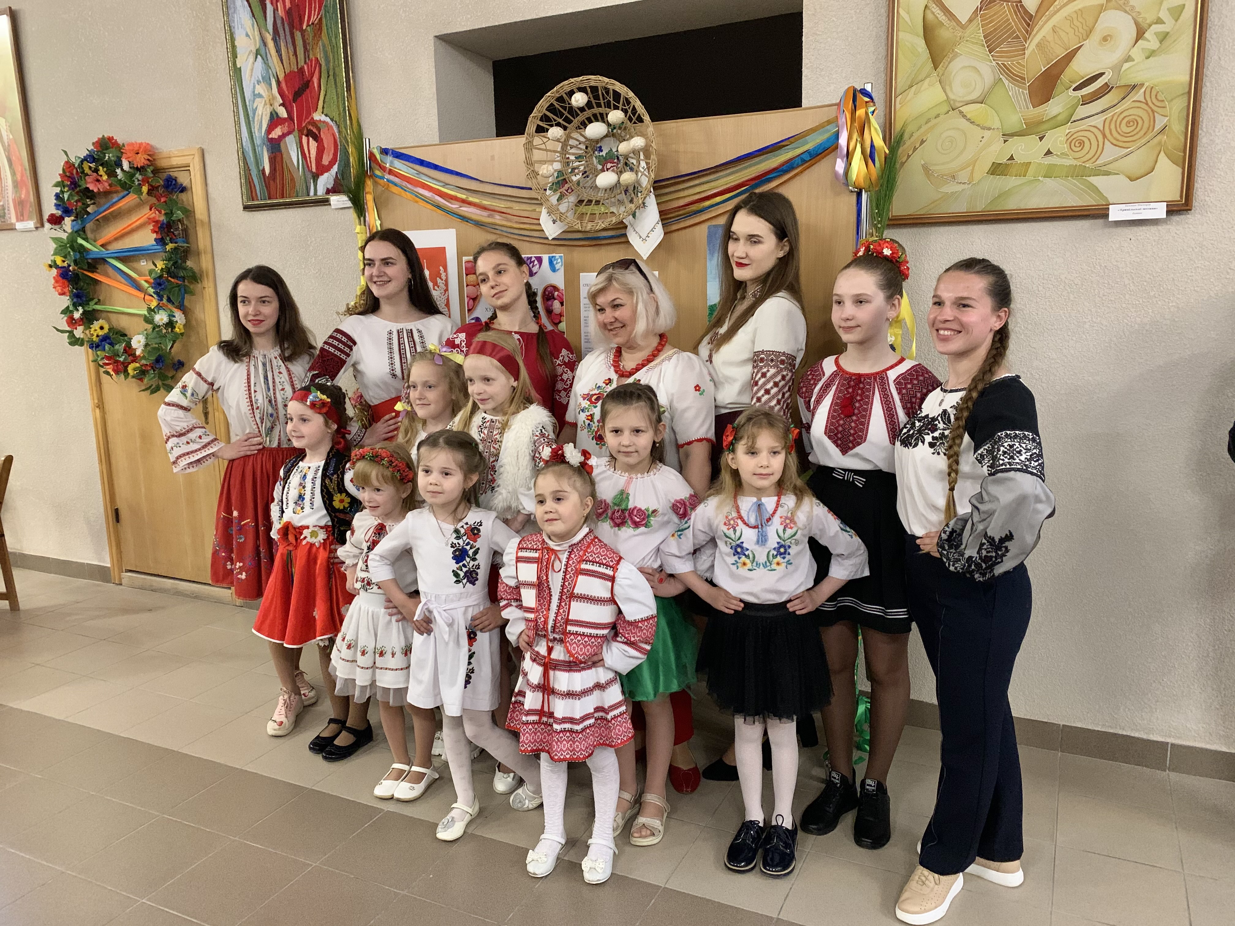 Танцювальний ансамбль «Веснянка» ТНПУ ім. В.Гнатюка та хореографічний ансамбль «Писанка» Місійного центру Редемптористів міста Тернополя